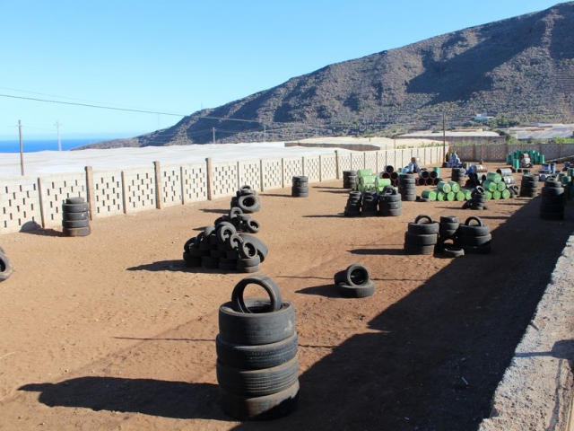 Neumaticos en escenario de paintball